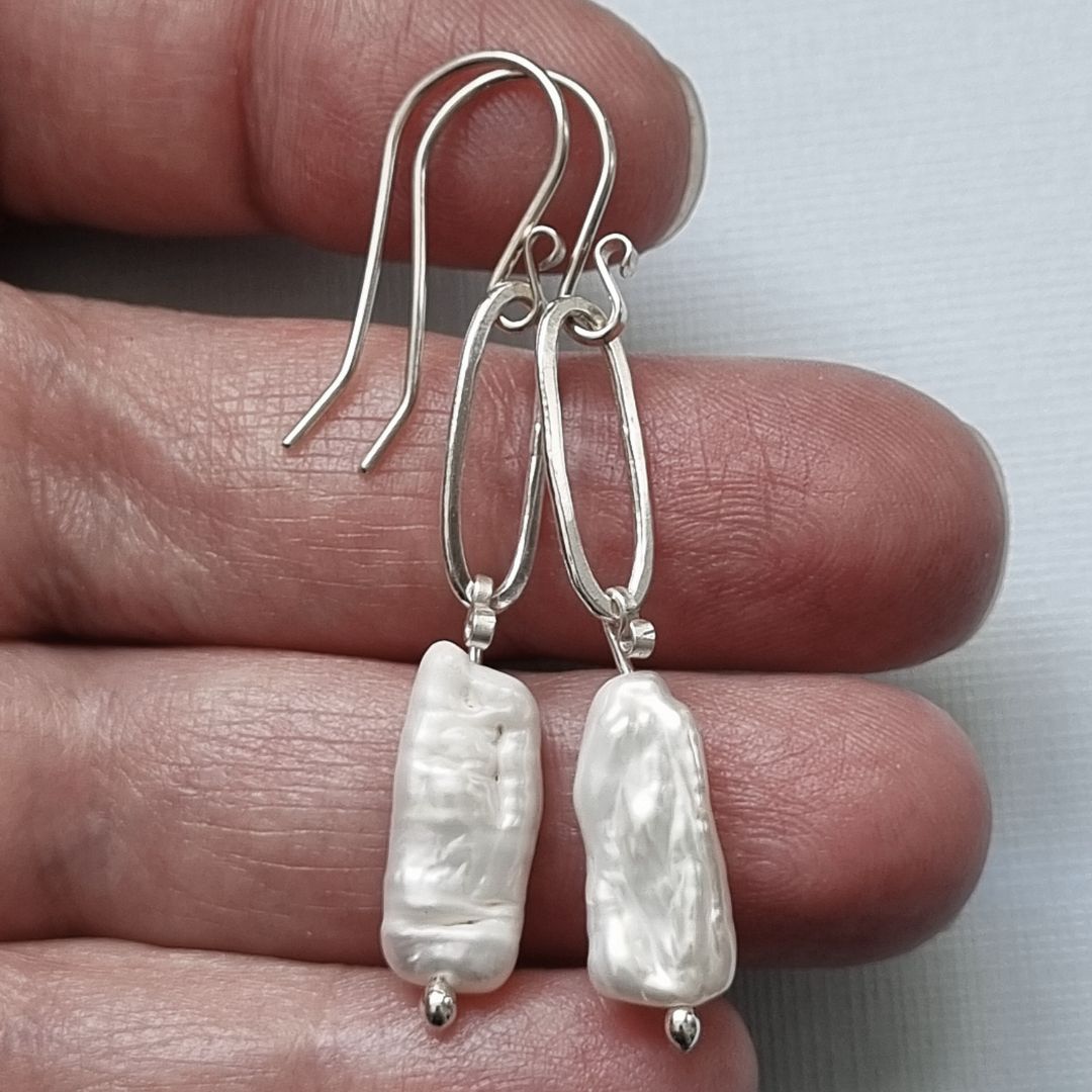 Shoreline – Baroque Pearl + Hammered Oval Earrings